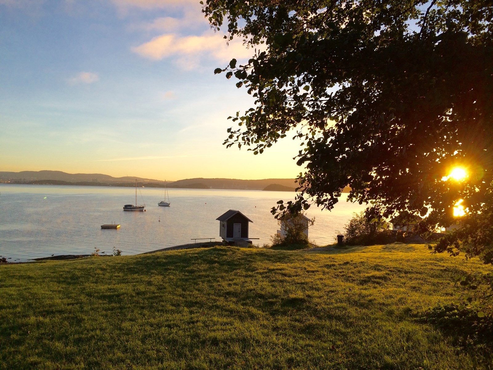 Nærområdet er idyllisk, med bl.a. badeplass Galleribilde