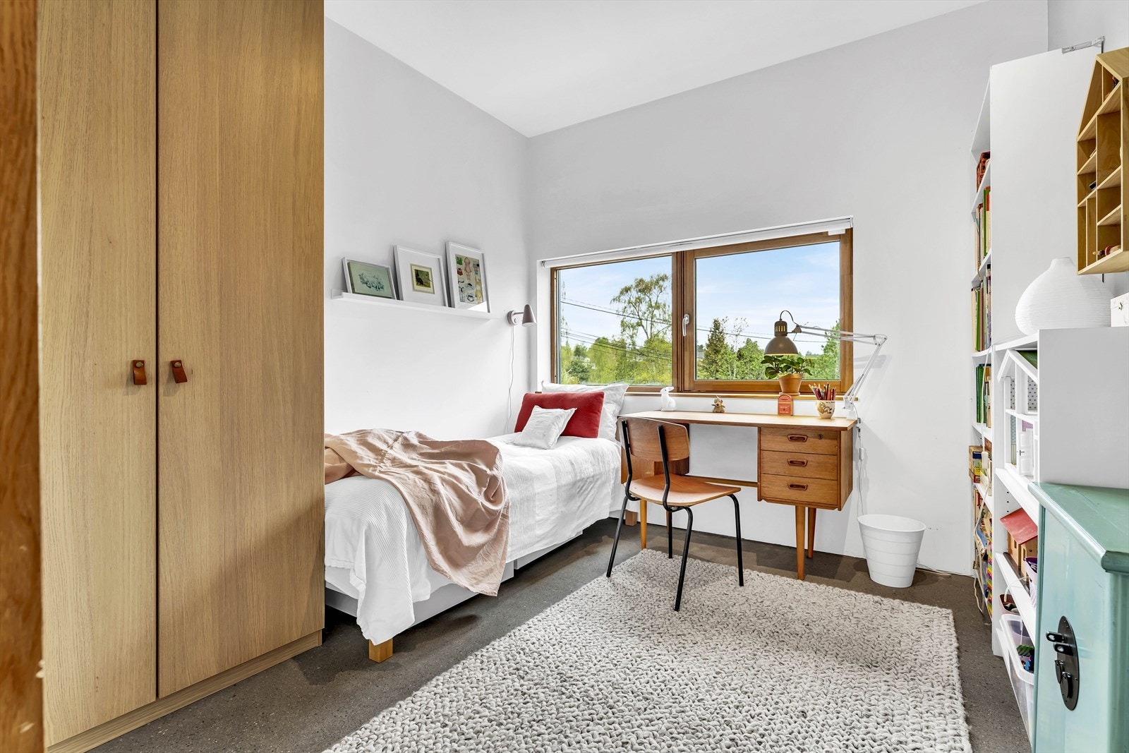 I 1. etg er det nå to soverom, men hybel kan evt. tilbakefører, slik at etasjen har 4 soverom og 2 bad Galleribilde