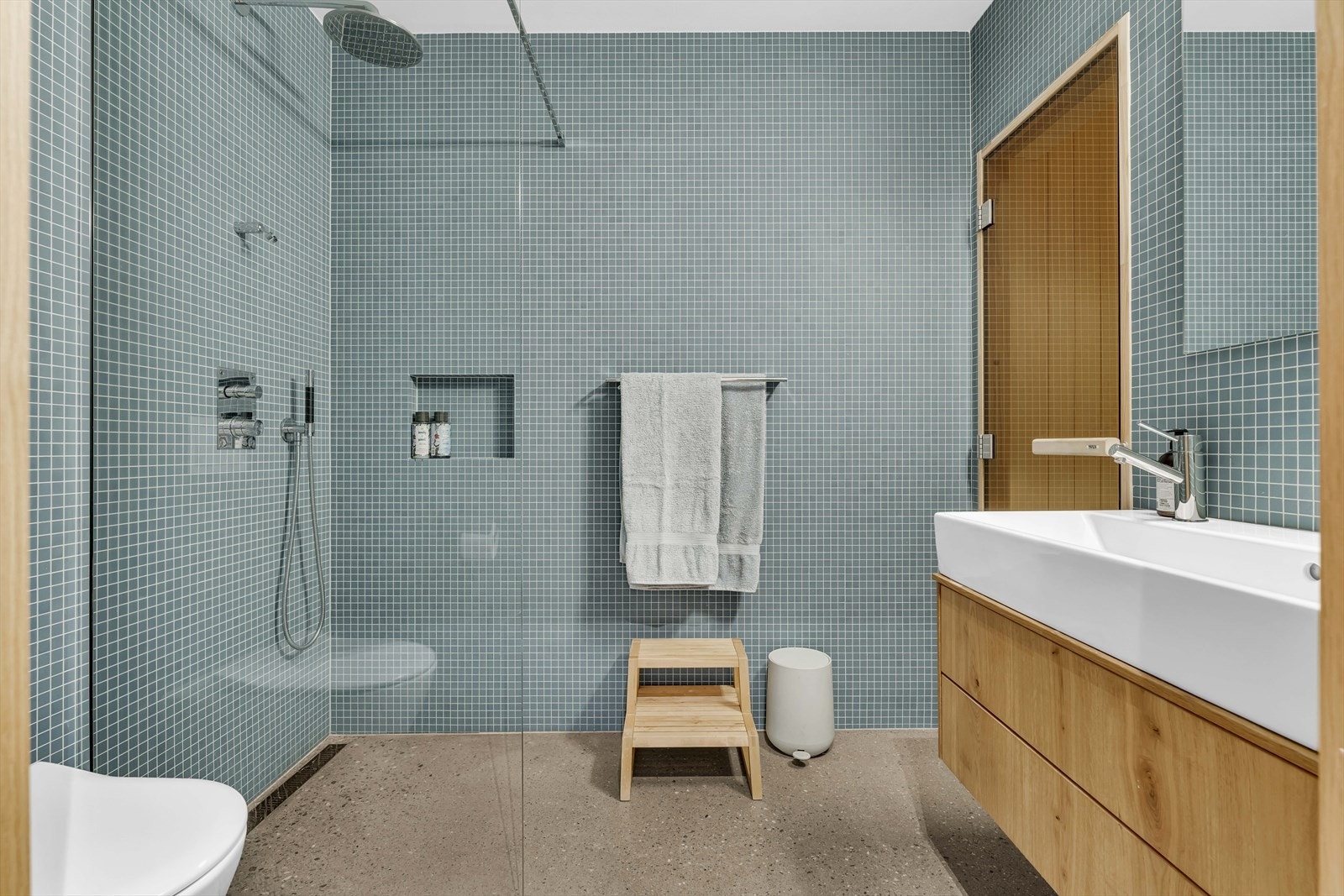 Delikat bad med dobbel servant og inngang til badstue (dette tilhører hovedenheten) Galleribilde