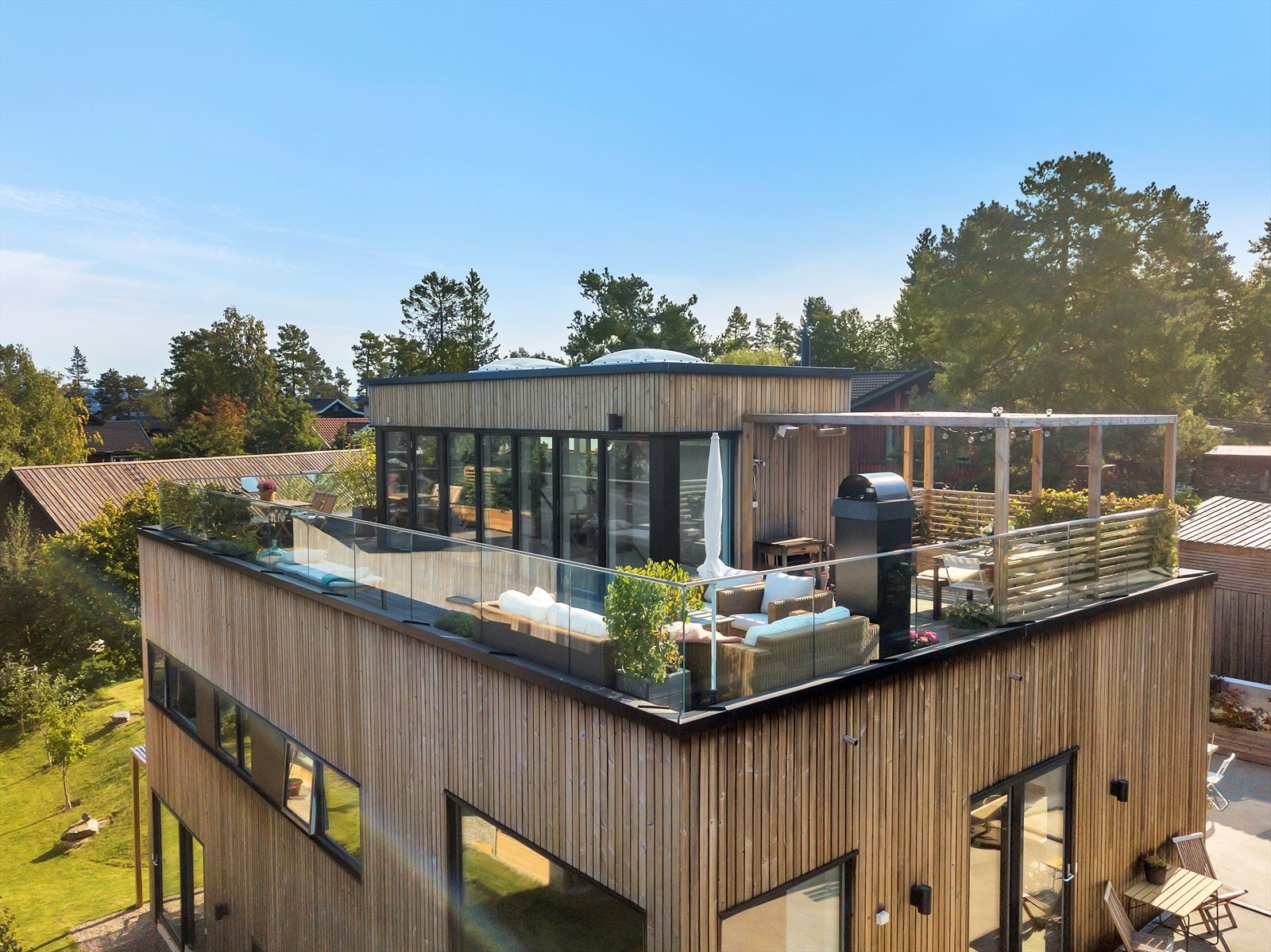 En stor takterrasse omkranser hele takstuen. Her finner du stor pergola, opplegg for utekjøkken og også opplegg for jacuzzi Galleribilde