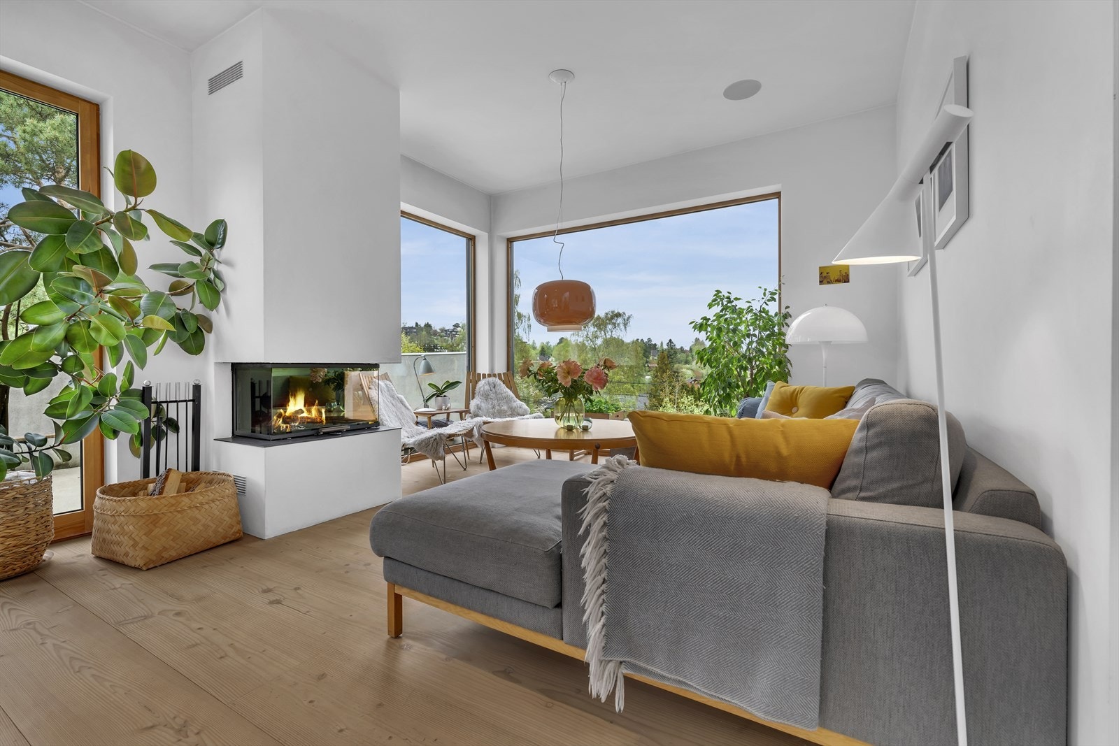 Hovedstuen oppleves som luftig med generøs takhøyde (2,7 m) Galleribilde