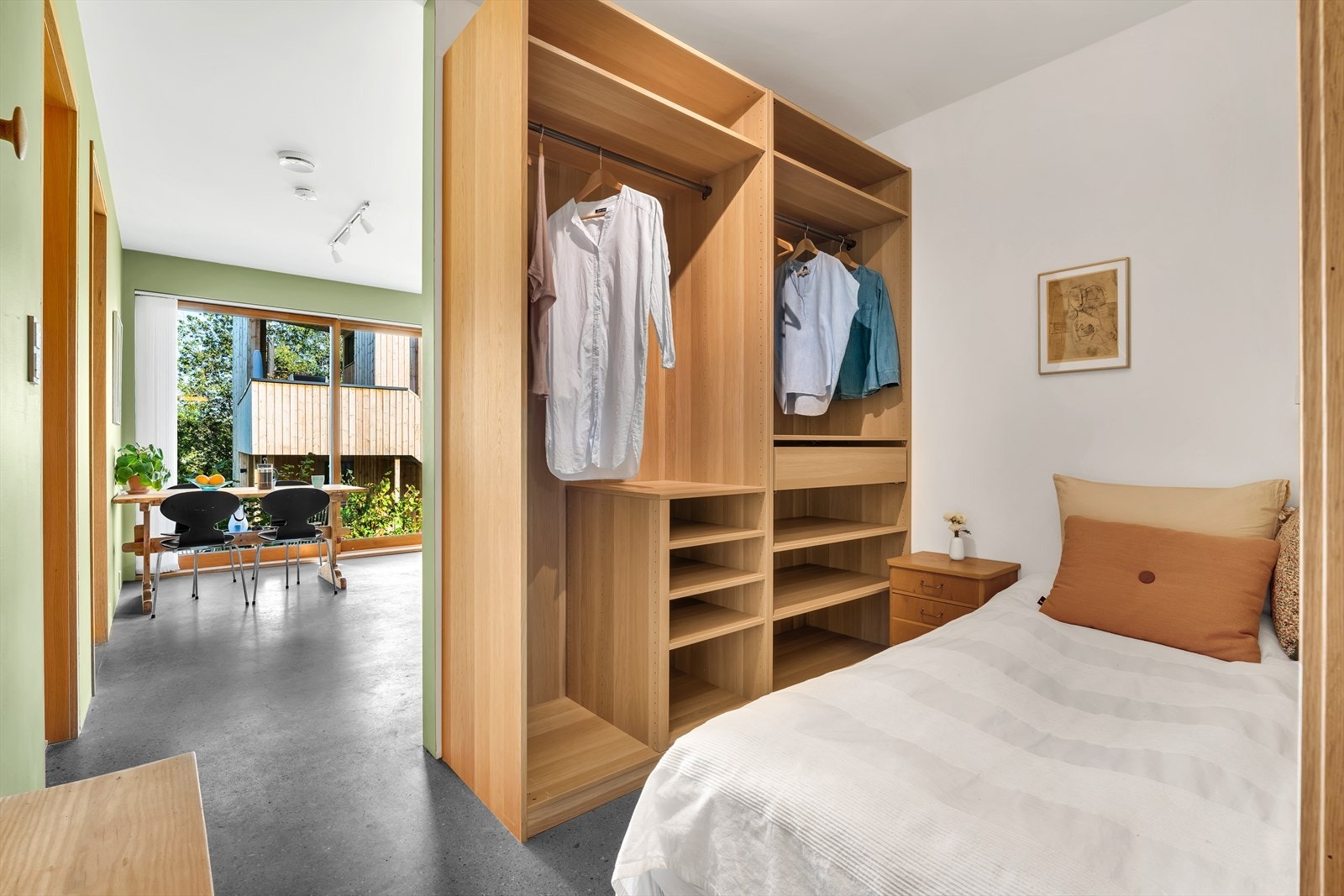 Soverom med garderobeløsning. Vindu er innsatt etter fotografering Galleribilde