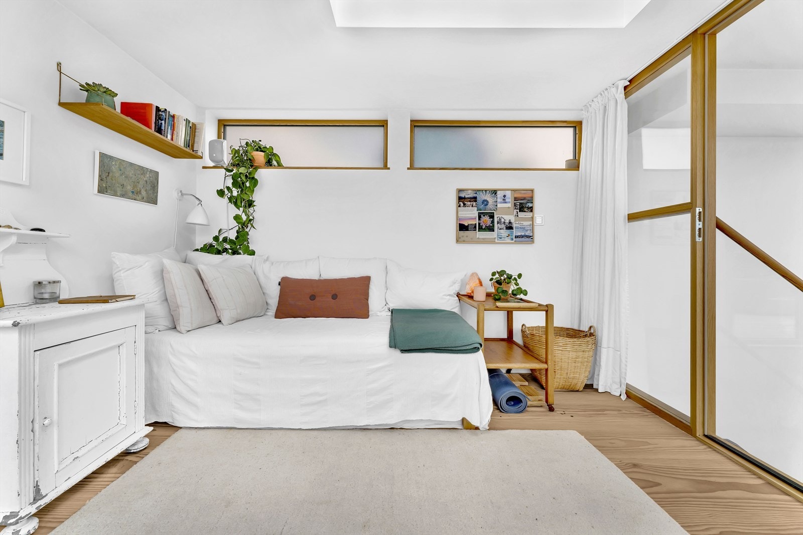 Takstuen med utgang til takterrasse. Et ideelt rom for å trekke seg tilbake Galleribilde