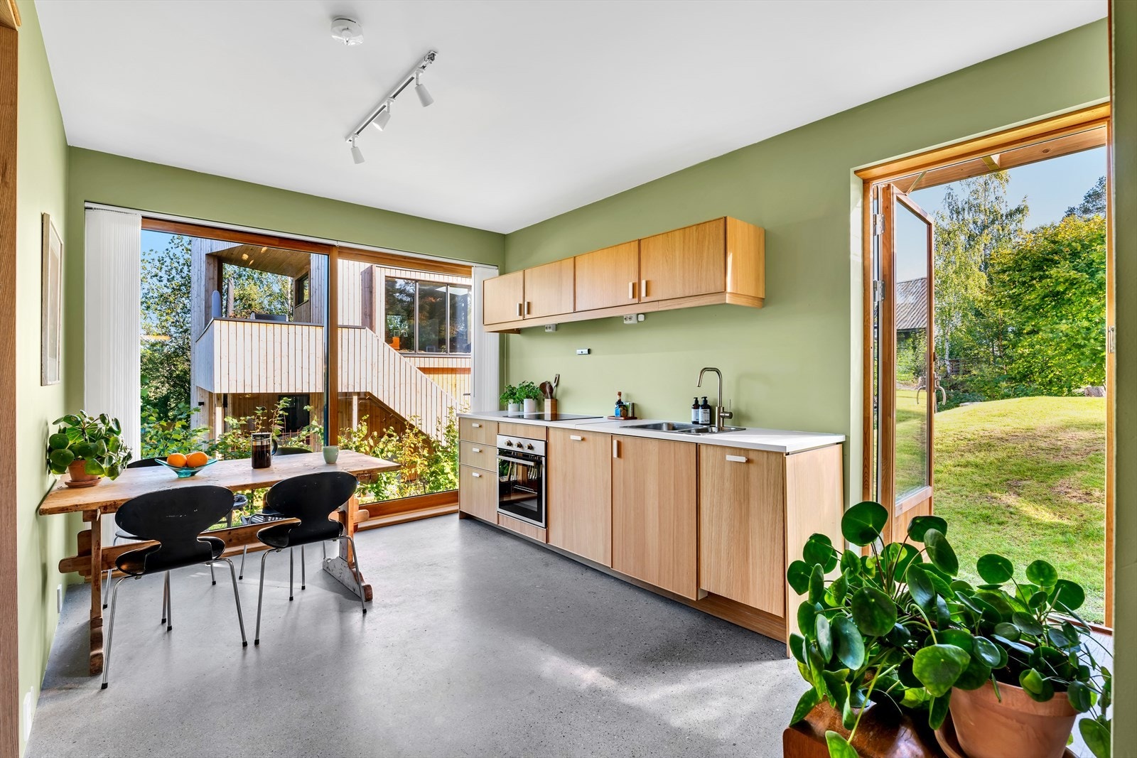 Pr i dag er etasjen avdelt og det er etablert egen leilighet for utleie Galleribilde