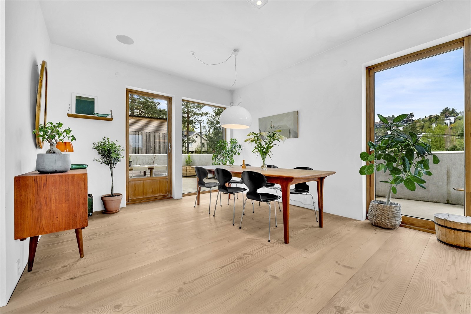 Hele 2. etg har heltregulv fra Disen i Douglas Gran Galleribilde