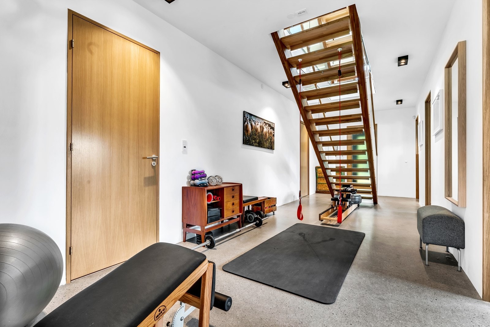 Stor gang allrom. Kan fint brukes som treningsrom. Innebygde takhøytalere og rettløpstrapp med glassrekkverk til 2. etg. Galleribilde