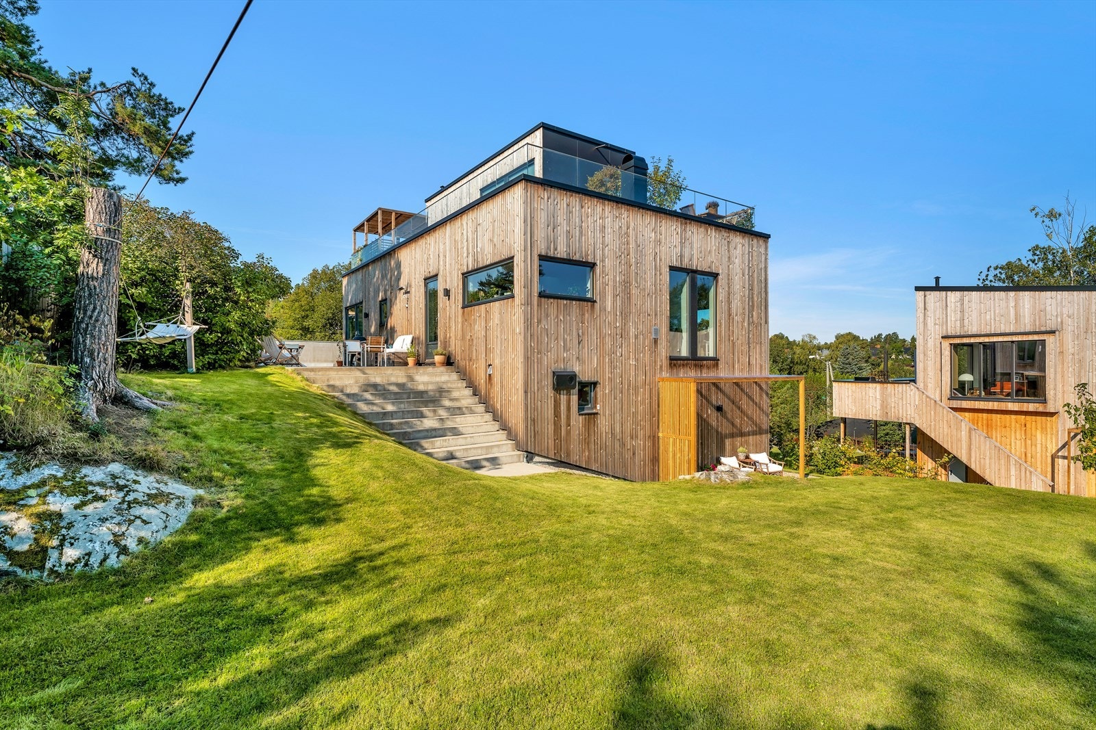 Hagen er opparbeidet med frukttrær, prydtrær og busker m.m Galleribilde