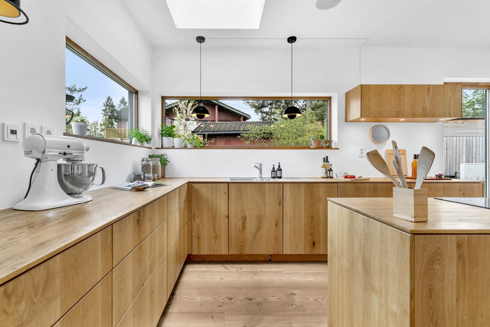 Rikelig med arbeidsplass. Alle skuffer har push to open og glir sømløst igjen etter bruk Galleribilde