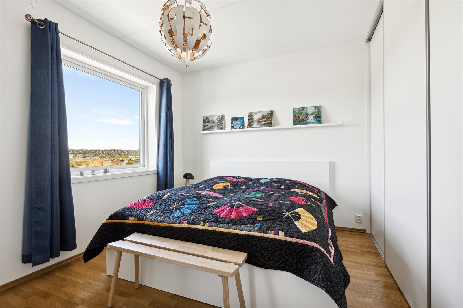 På hovedsoverommet er det 2 x skyvedørsgarderober Galleribilde