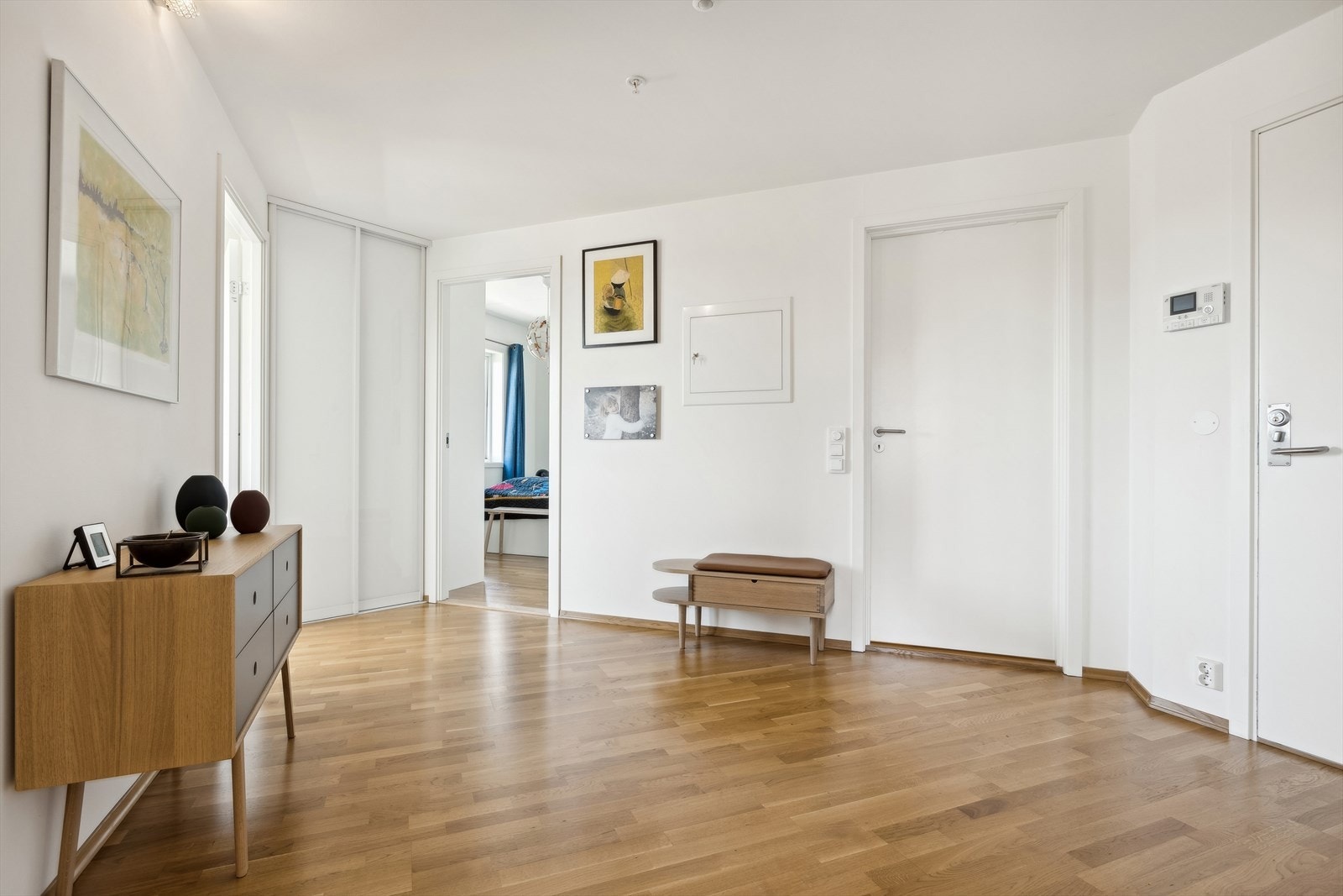 Det er også bygget en mindre skyvedørsgarderobe i entré Galleribilde
