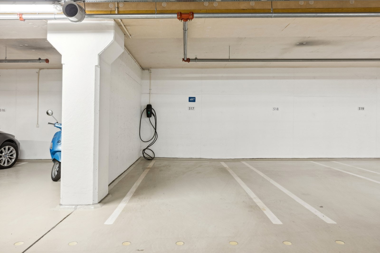 Parkeringsplass med el-bil lader. Man tar heisen fra oppgangen ned til garasjen Galleribilde