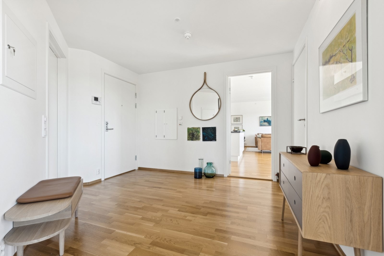 Gangen er svært romslig, her får du enkelt plass til møbler for oppbevaring Galleribilde