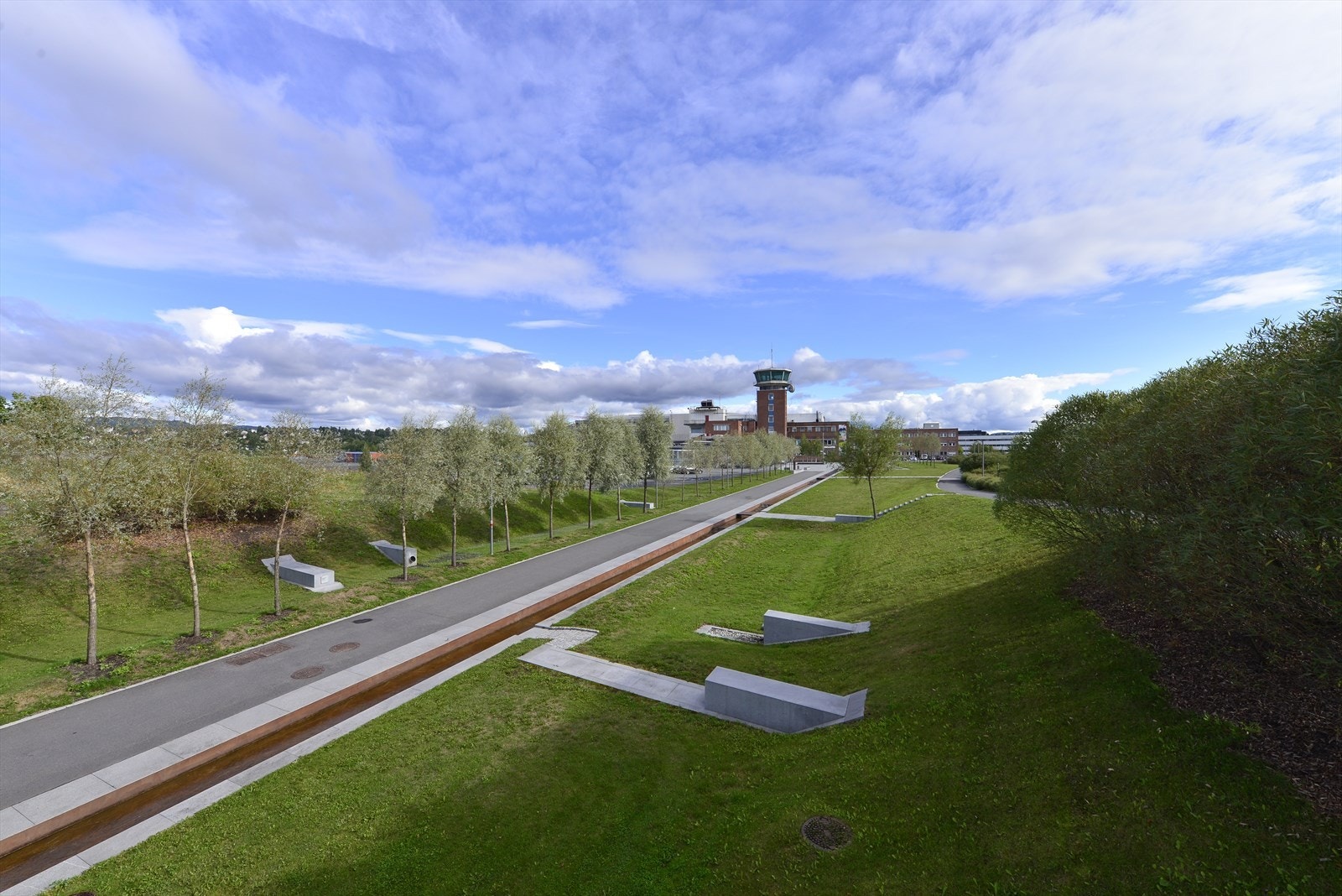 Idyllisk omgivelser med gangveier i Nansenparken Galleribilde