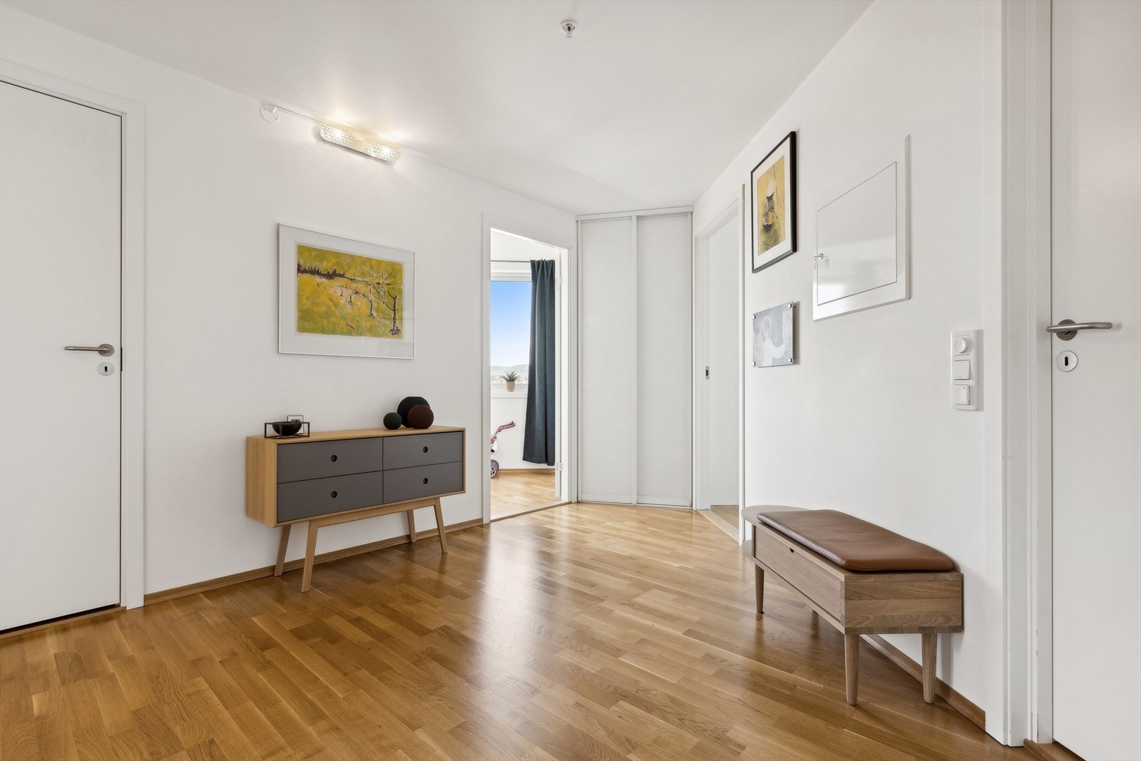 Fra gangen kan du enkelt ta deg til boden for oppbevaring av yttertøy og sko Galleribilde
