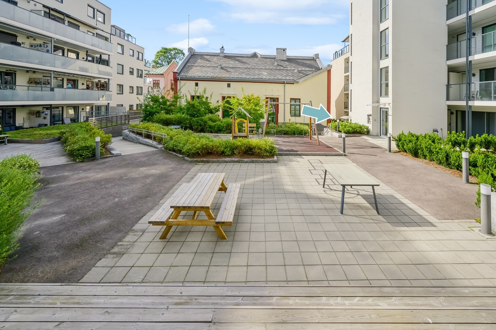 Leiligheten ligger skjermet og fint til med inngang fra felles bakgård Galleribilde
