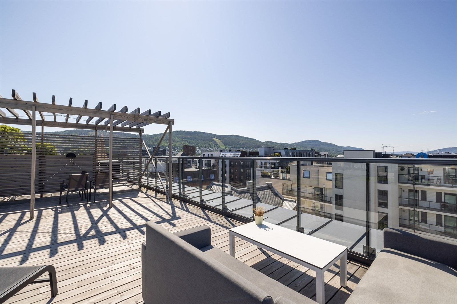 Borettslaget disponerer en felles takterrasse med supre solforhold. Galleribilde