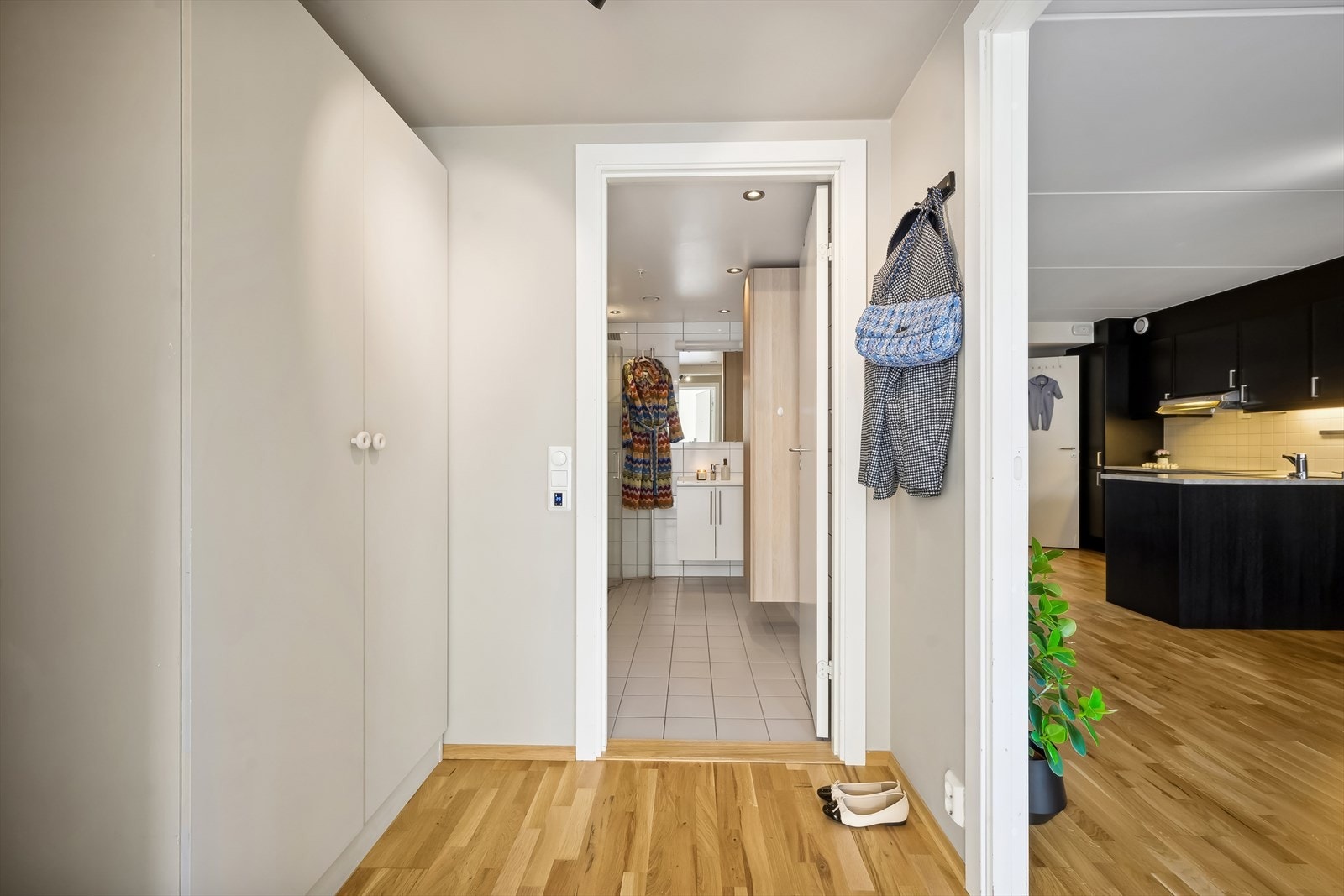 Velkommen inn! I entré er innredet med romslig garderobeskap Galleribilde