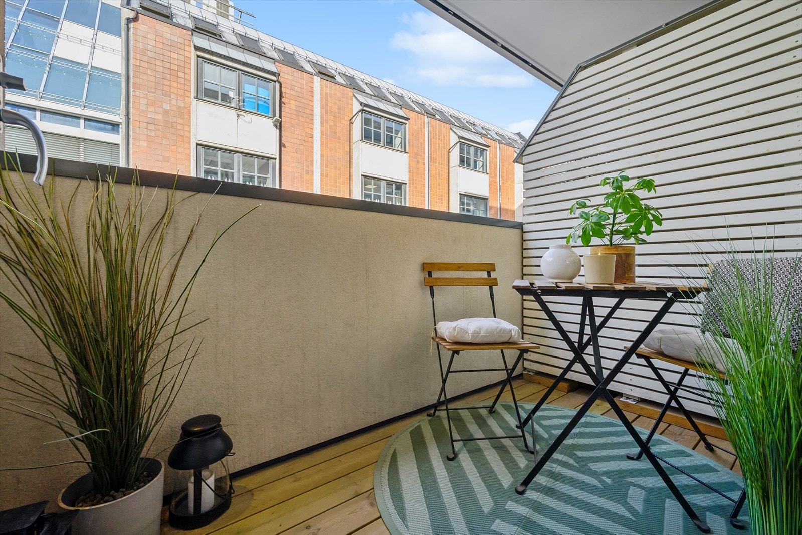 Balkonger er på ca. 3 kvm med overbygg og godt skjermet fra naboer, med noe ettermiddagssol på midtsommer. Tilgang til felles takterrasse i borettslaget Galleribilde