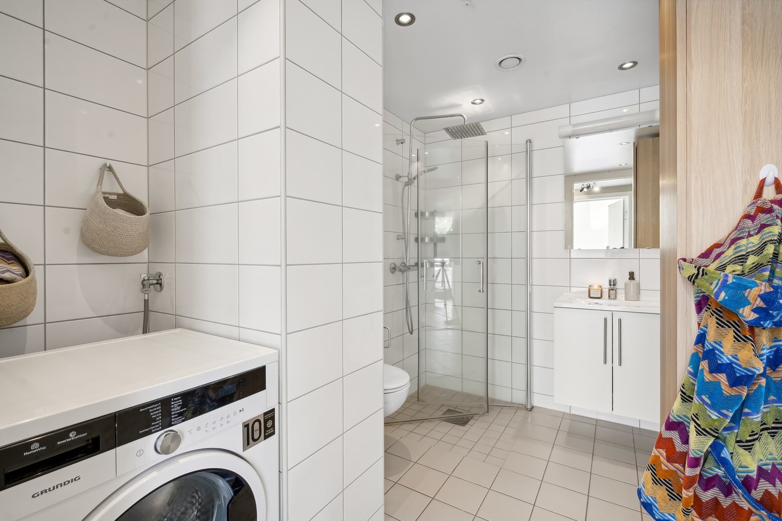 Badet har en fin størrelse og har egen nisje for vaskemaskin og plass for evt tørketrommel eller ønsket hylleløsning. Galleribilde