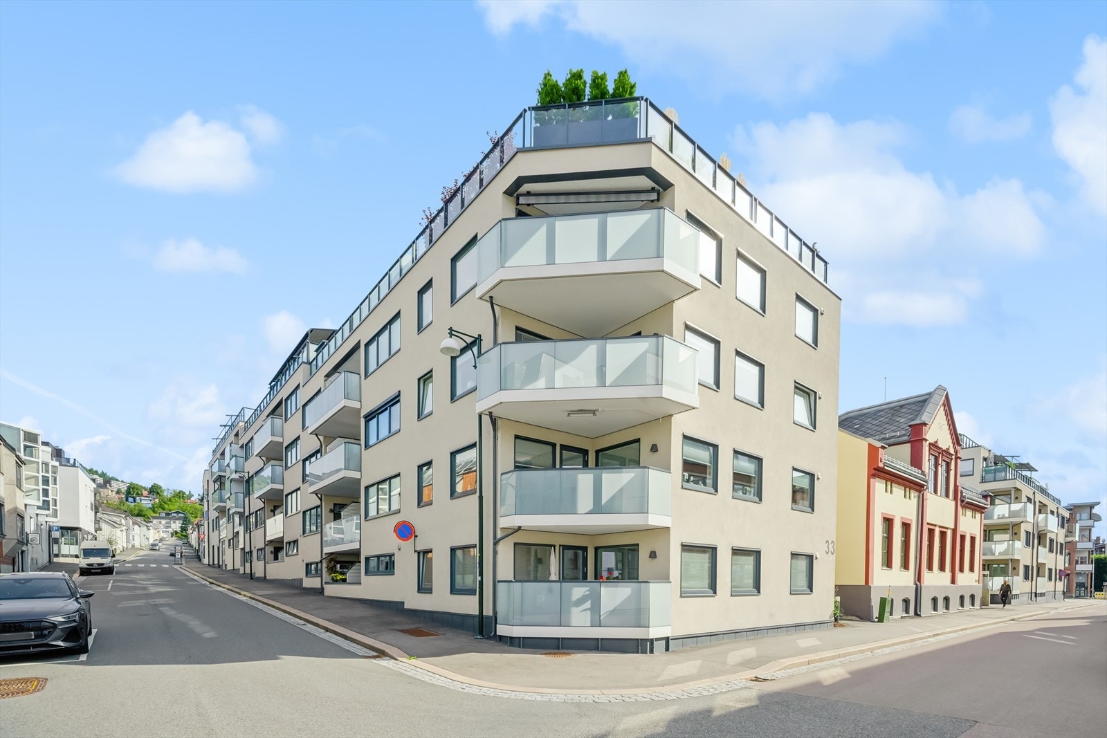 Eiendommen har en svært sentral beliggenhet på Bragernes i Drammen sentrum, med kort gangavstand til både skoler og barnehager Galleribilde