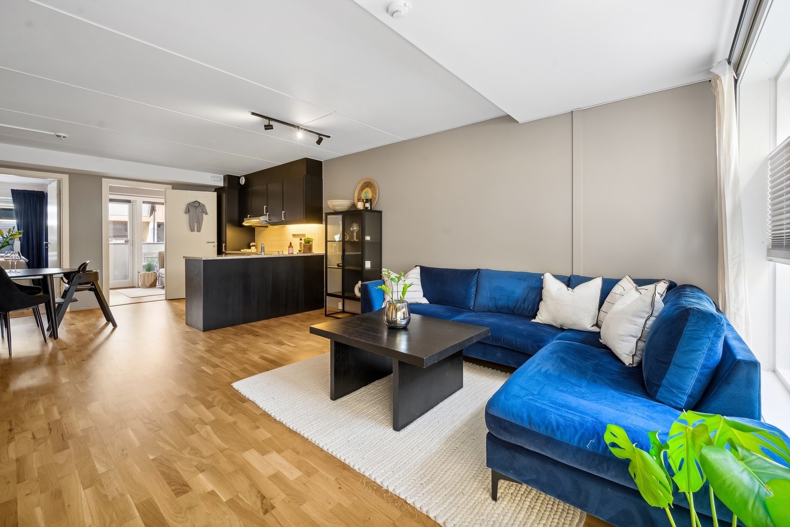 Åpent og sosialt allrom med fin plass for både sofagruppe og spisebord Galleribilde