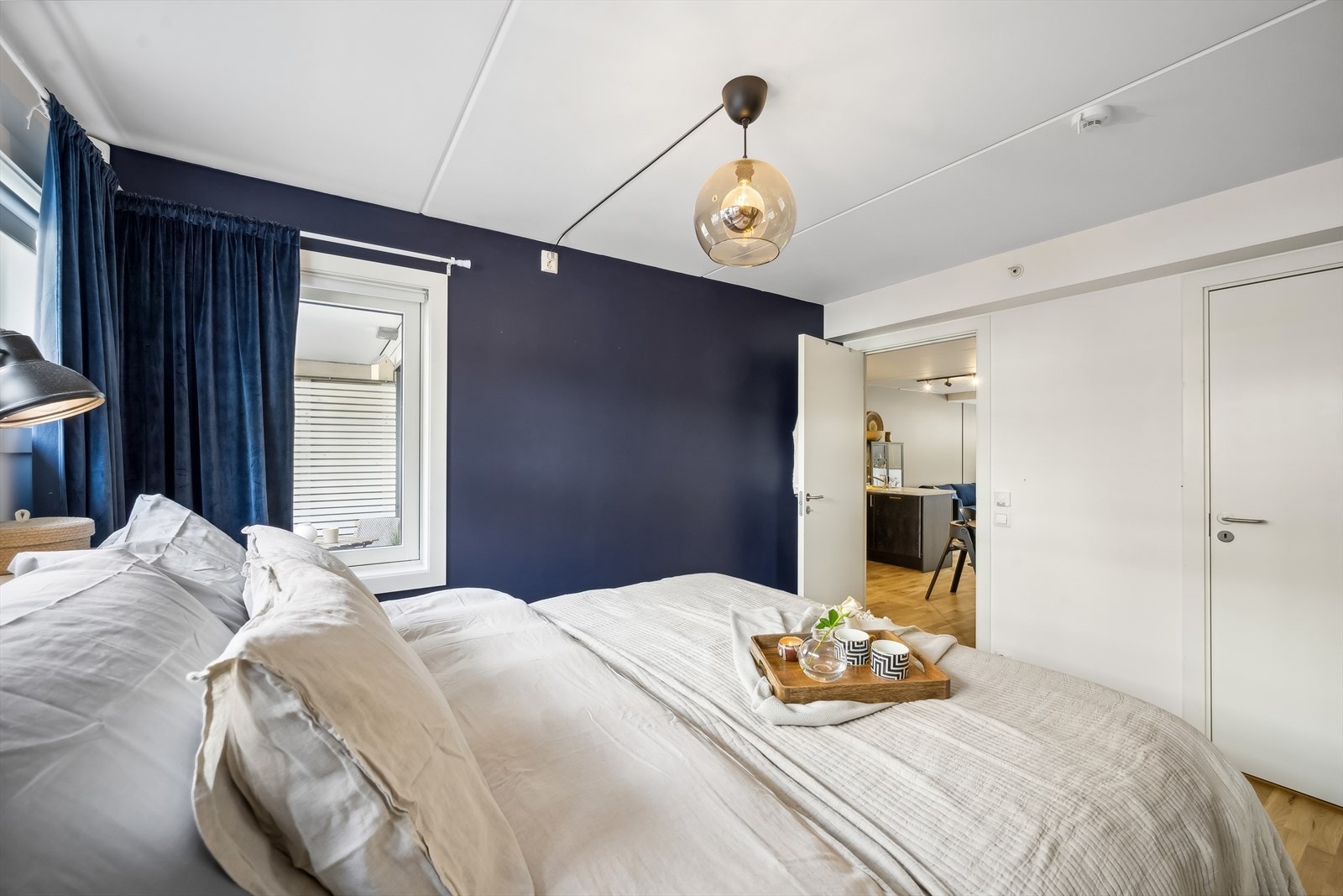 Soverommet har tilgang til innvendig bod, med god plass for oppbevaring eller mulig å innrede som walk-in closet. Galleribilde