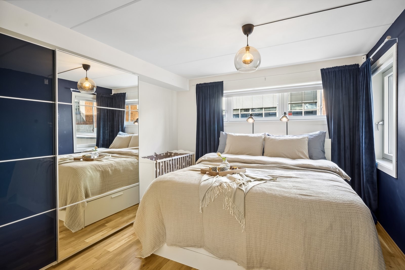 Lyst og romslig soverom med stor skyvedørsgarderobe. Galleribilde