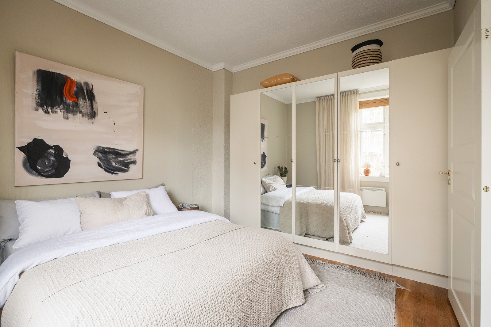 Garderobeskapet medfølger leiligheten ved salg. Galleribilde