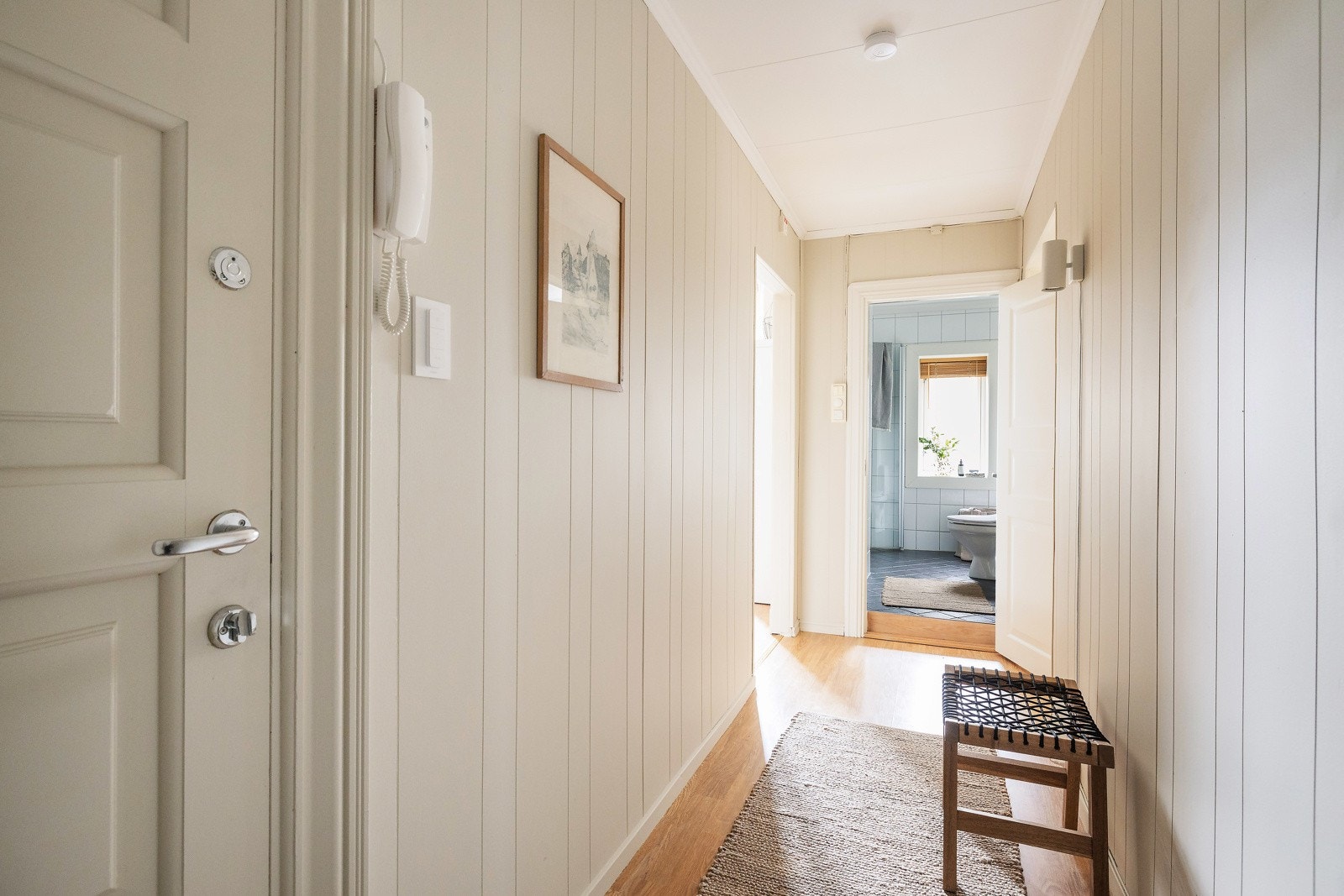 I entreen er det montert to lamper på veggen, som styres via Philips Hue-kontrollen. Her kan du justere lysstyrke så vel som varmen i lyset. Galleribilde