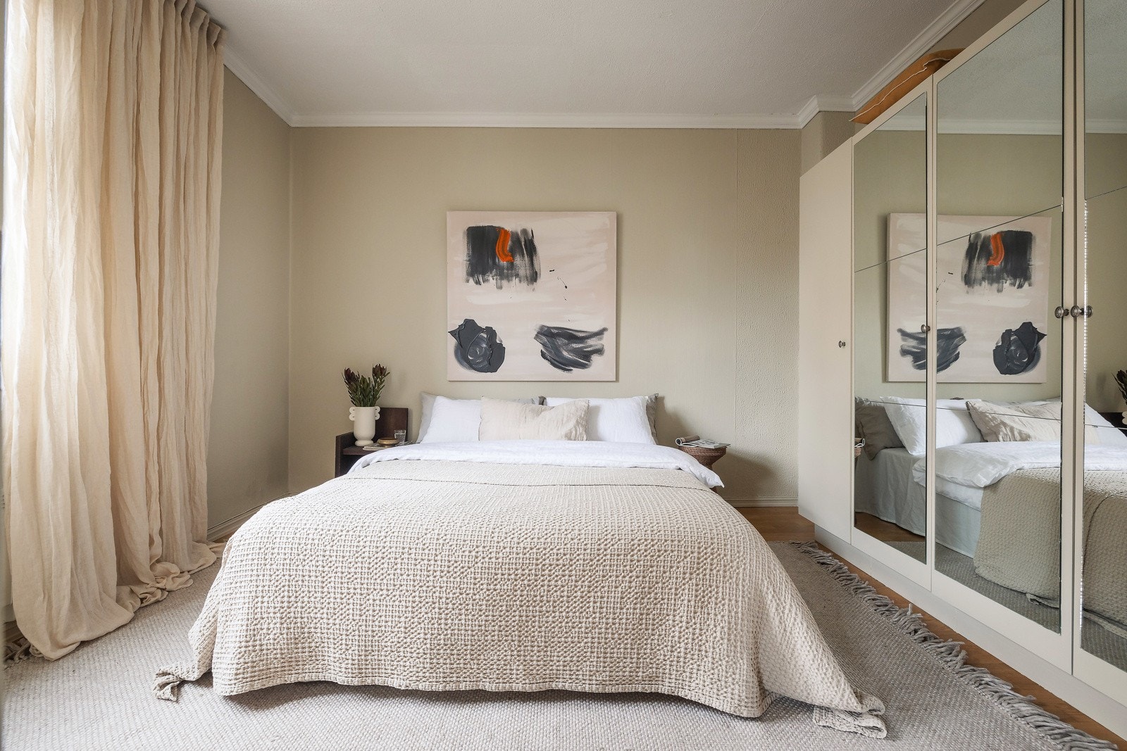 Soverommet er stort - som du sikkert ser, har du fint plass til nattbord på hver side av sengen. Galleribilde