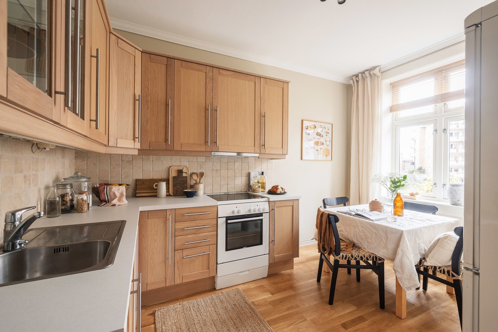 I andre enden av leiligheten finner du det romslige kjøkkenet. Foran vinduet er det fin plass til spisebord. Galleribilde