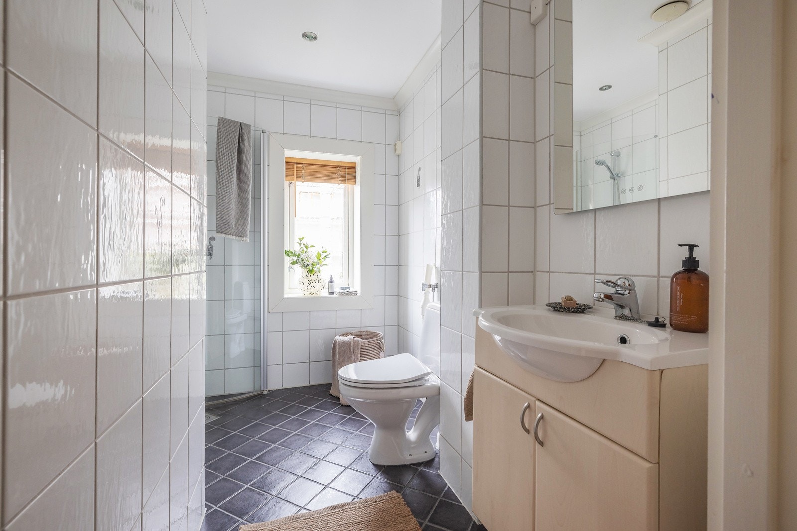 Baderommet oppleves som ganske romslig. Det ble rehabilitert i 2004, og har flislagte gulv og vegger. Gulvet har elektrisk varme. Galleribilde