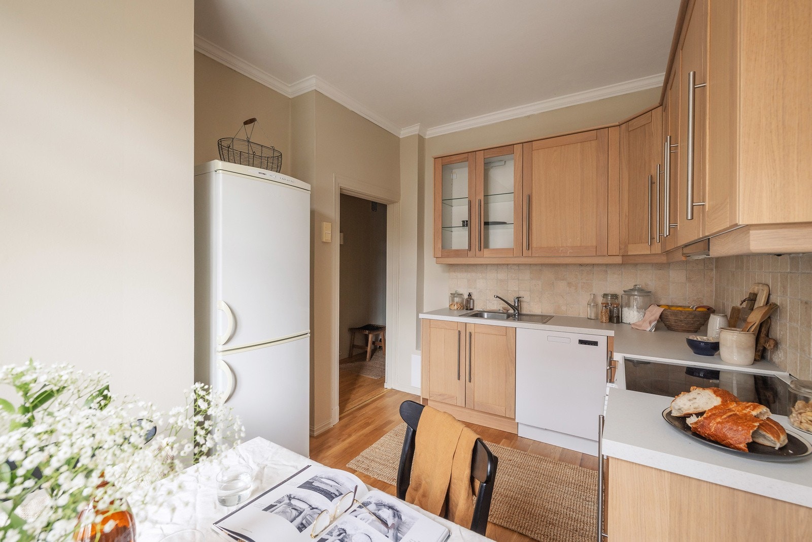 Selve kjøkkenet er fra 2004. I 2023 ble kjøkkenfrontene byttet - og i år kom ny benkeplate på plass. Galleribilde