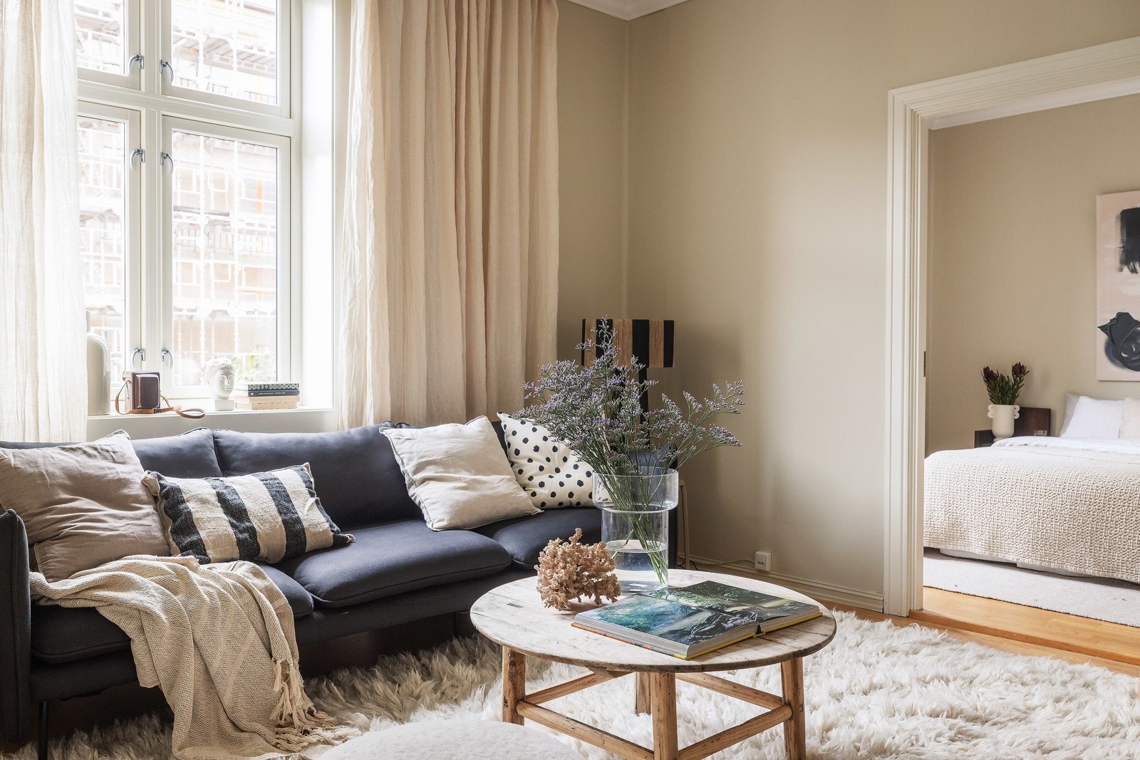 Noe av det som er så fint med gamle bygårder fra 1920-tallet, er blant annet de store vinduene, og ikke minst takhøyden. Takstmannen målte ca. 2.77 meter under taket her i stua. Galleribilde