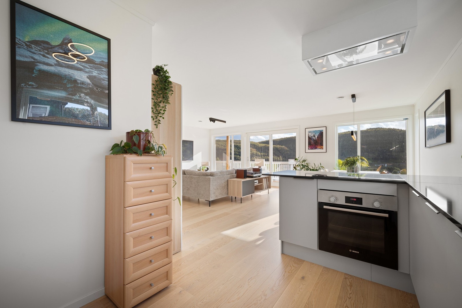 Det er montert automatisk vannstopper med fuktsensor og komfyrvakt Galleribilde