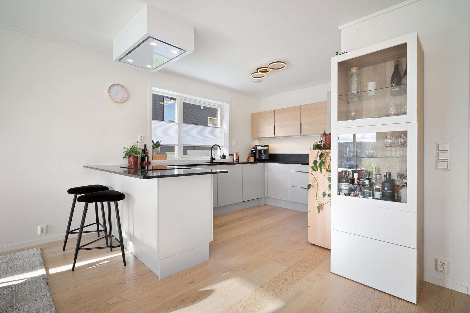 Stilren kjøkkeninnredning fra JKE med glatte fronter Galleribilde