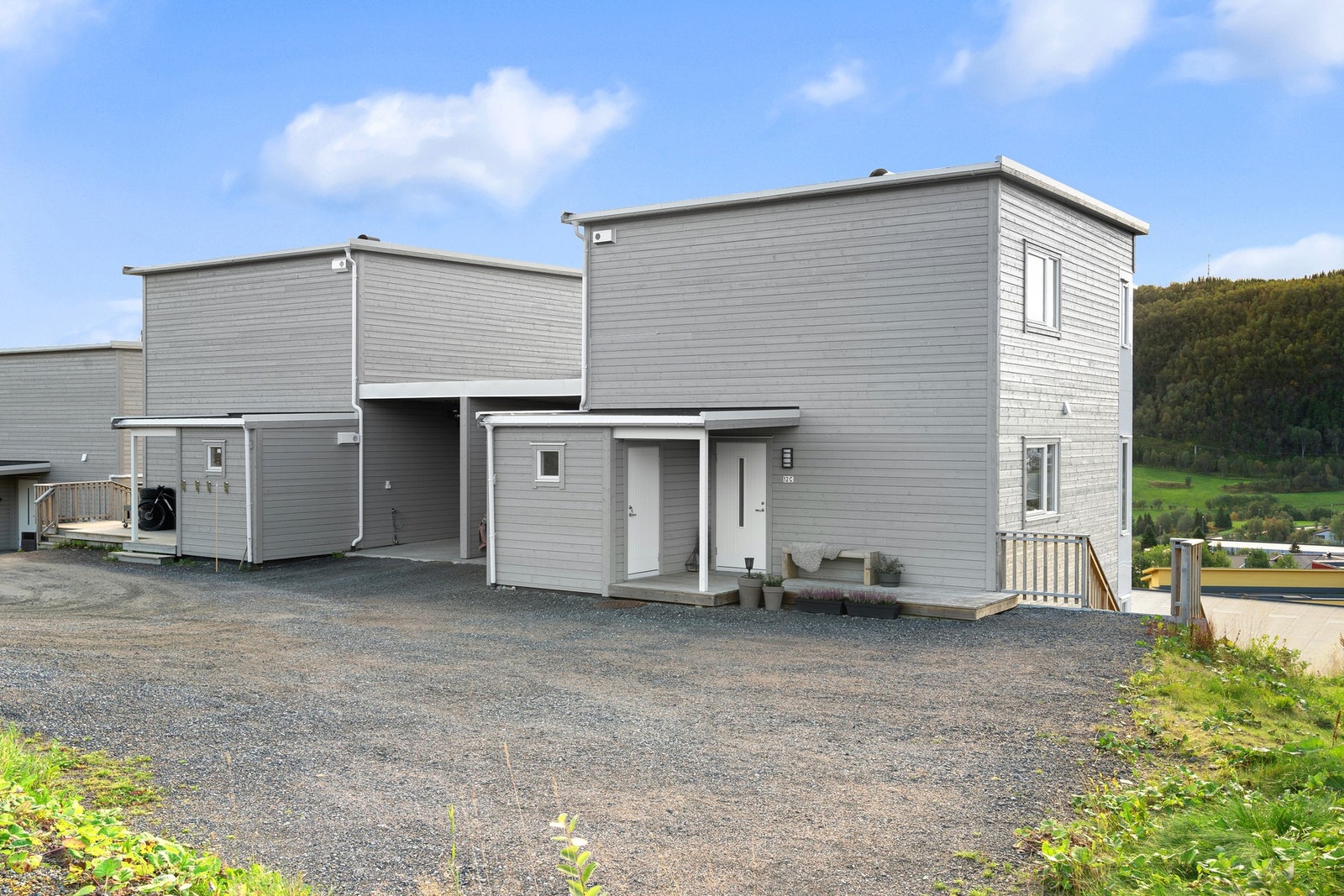 Ved inngangspartiet er det en hyggelig liten markterrasse, her kan du altså flytte deg etter solen med terrasser på begge sider Galleribilde