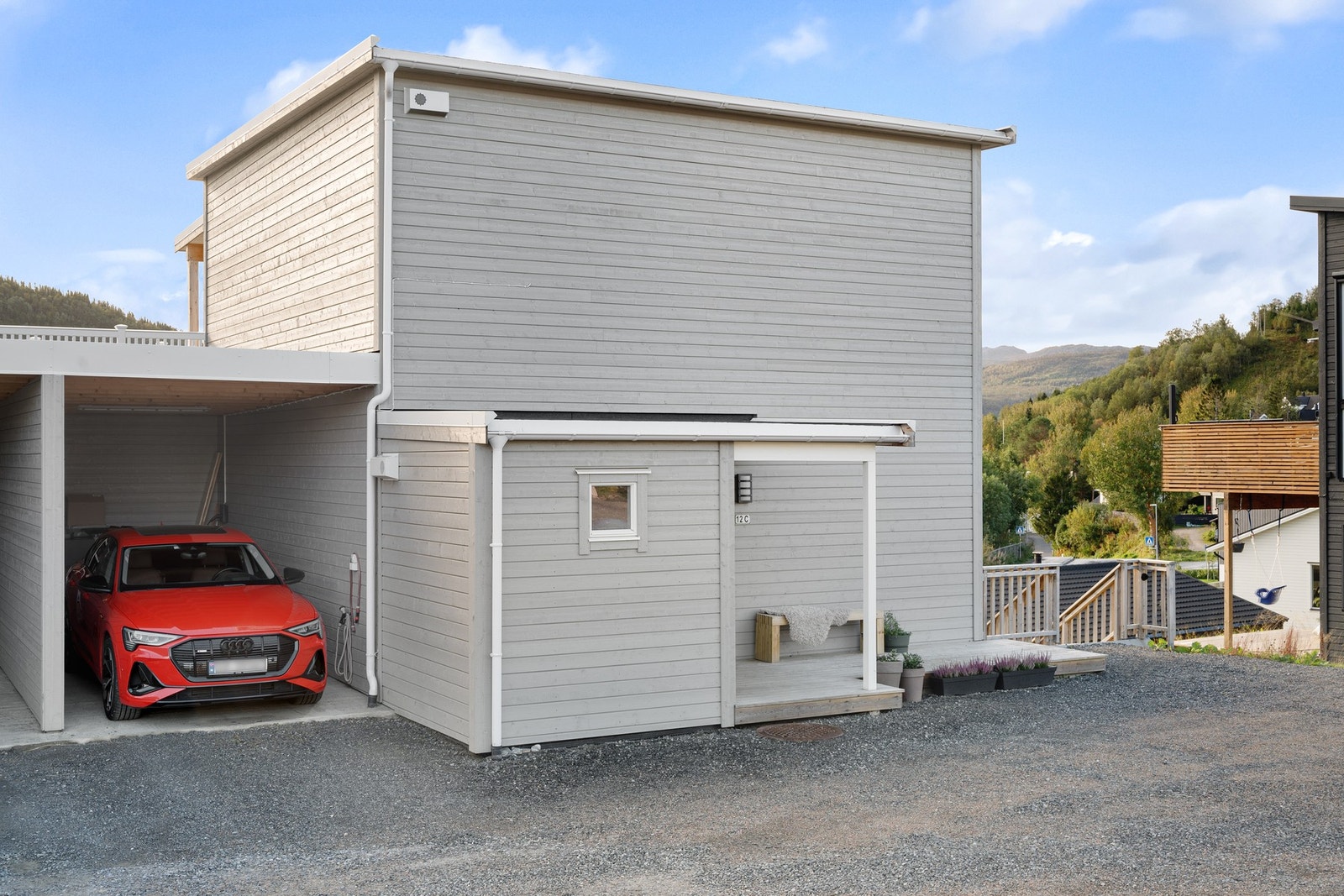 Boligen har en tilhørende carport, i tillegg er det gjesteparkering på felles tomt Galleribilde