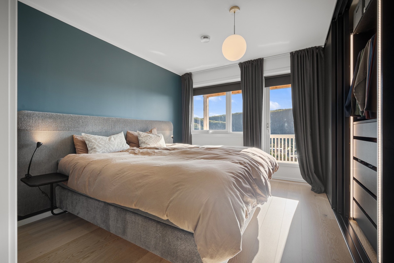 Soverom nr 2 - med adkomst til tilhørende balkong Galleribilde