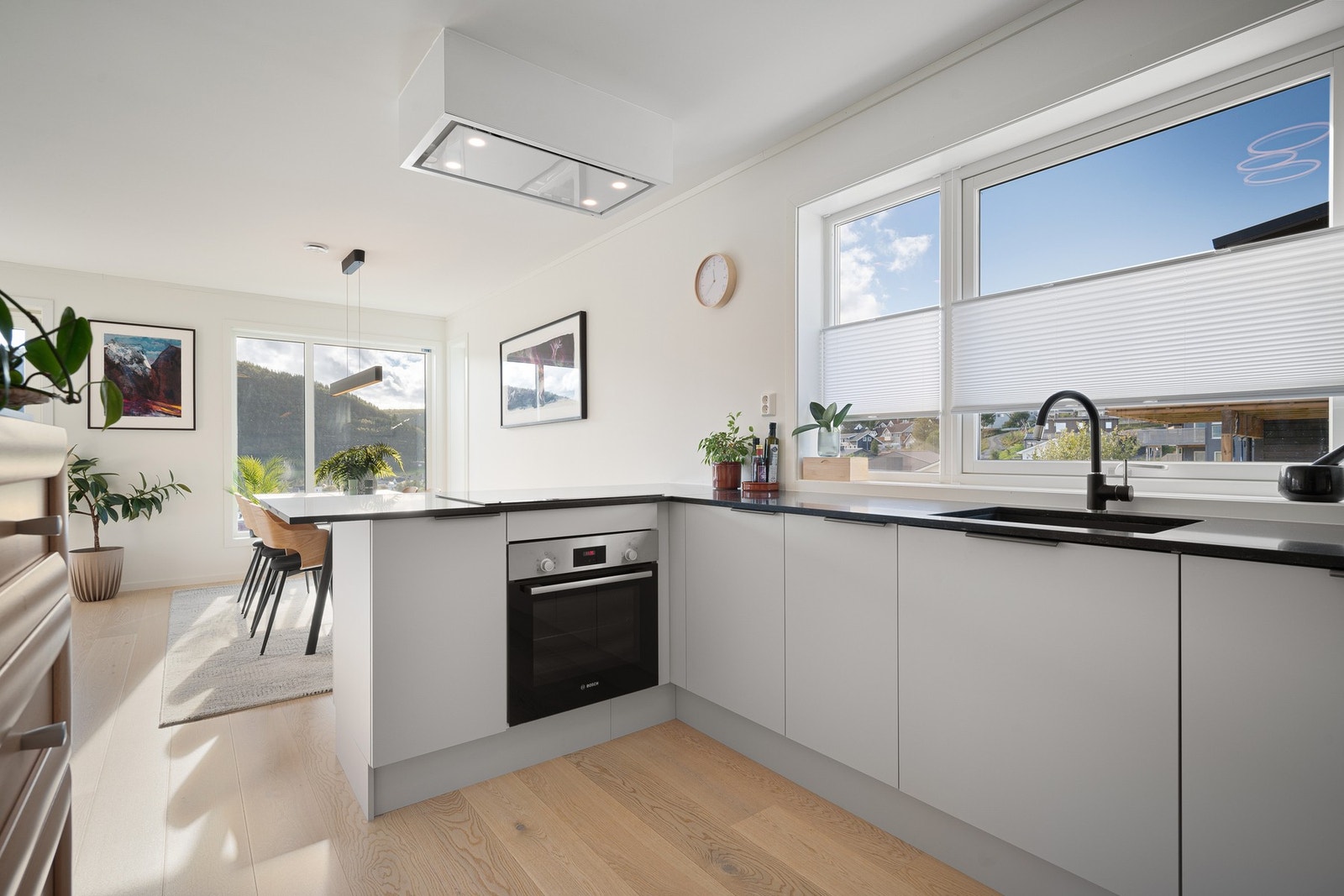 Her er hvitevarer integrert, med stekeovn, platetopp, oppvaskmaskin og kjøleskap med fryser Galleribilde