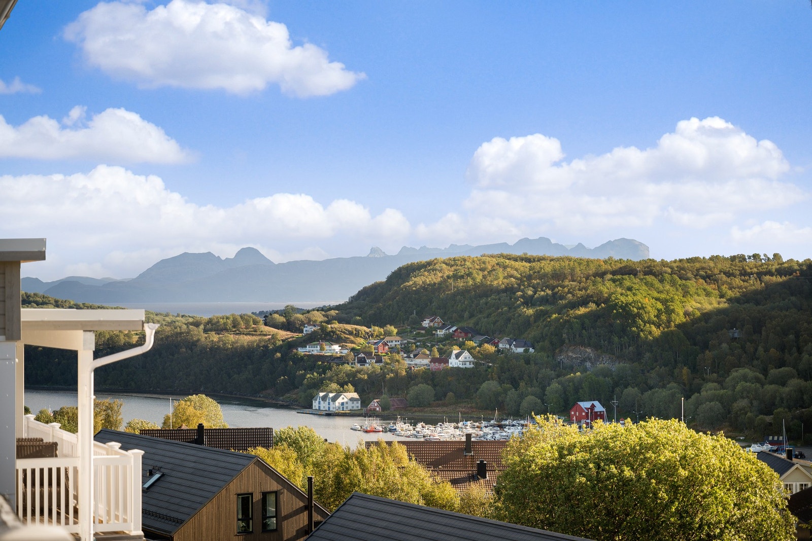 Du kan nyte en herlig utsikt mot Altevågen og omkringliggende landskap Galleribilde