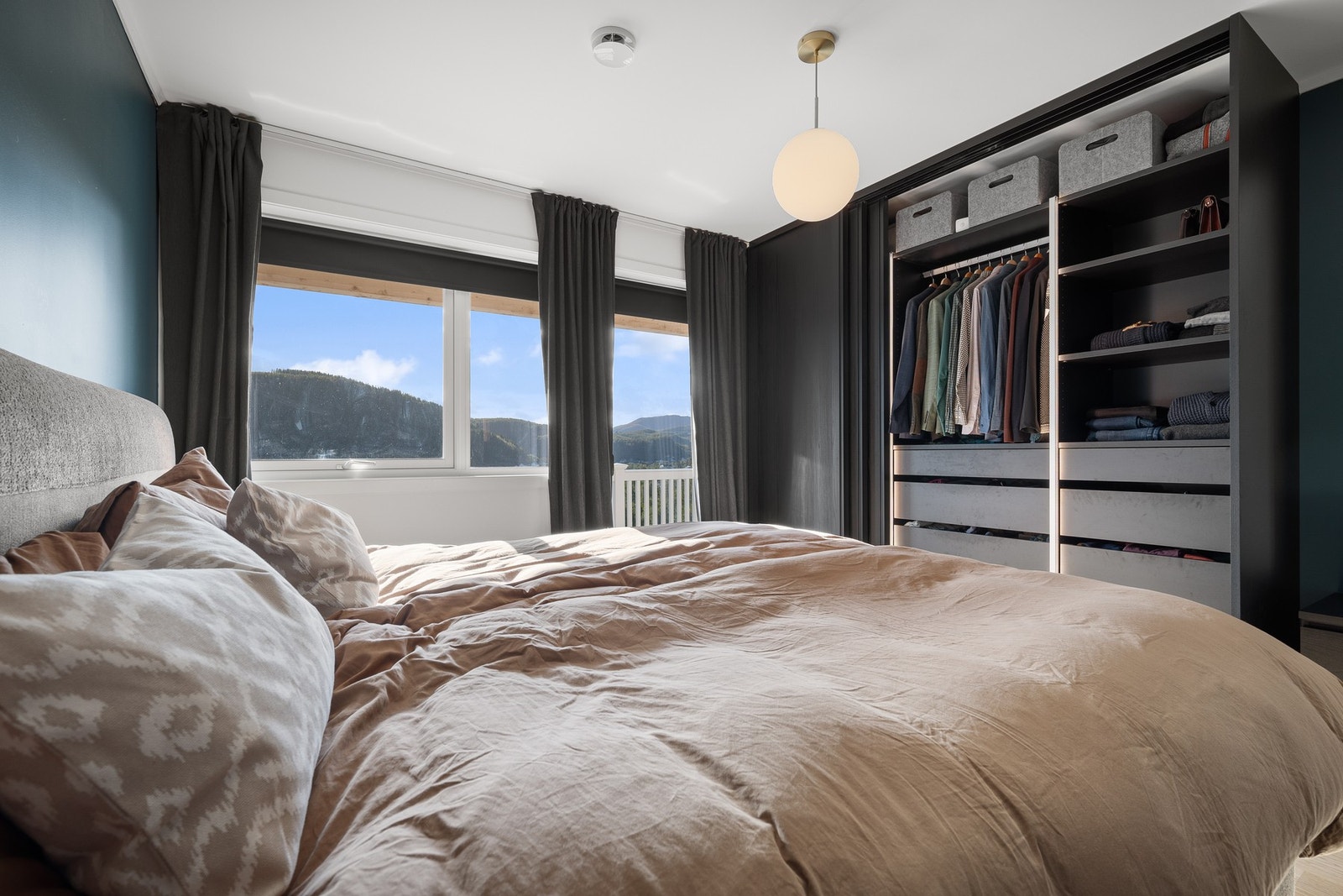 Stort innebygd garderobeskap Galleribilde