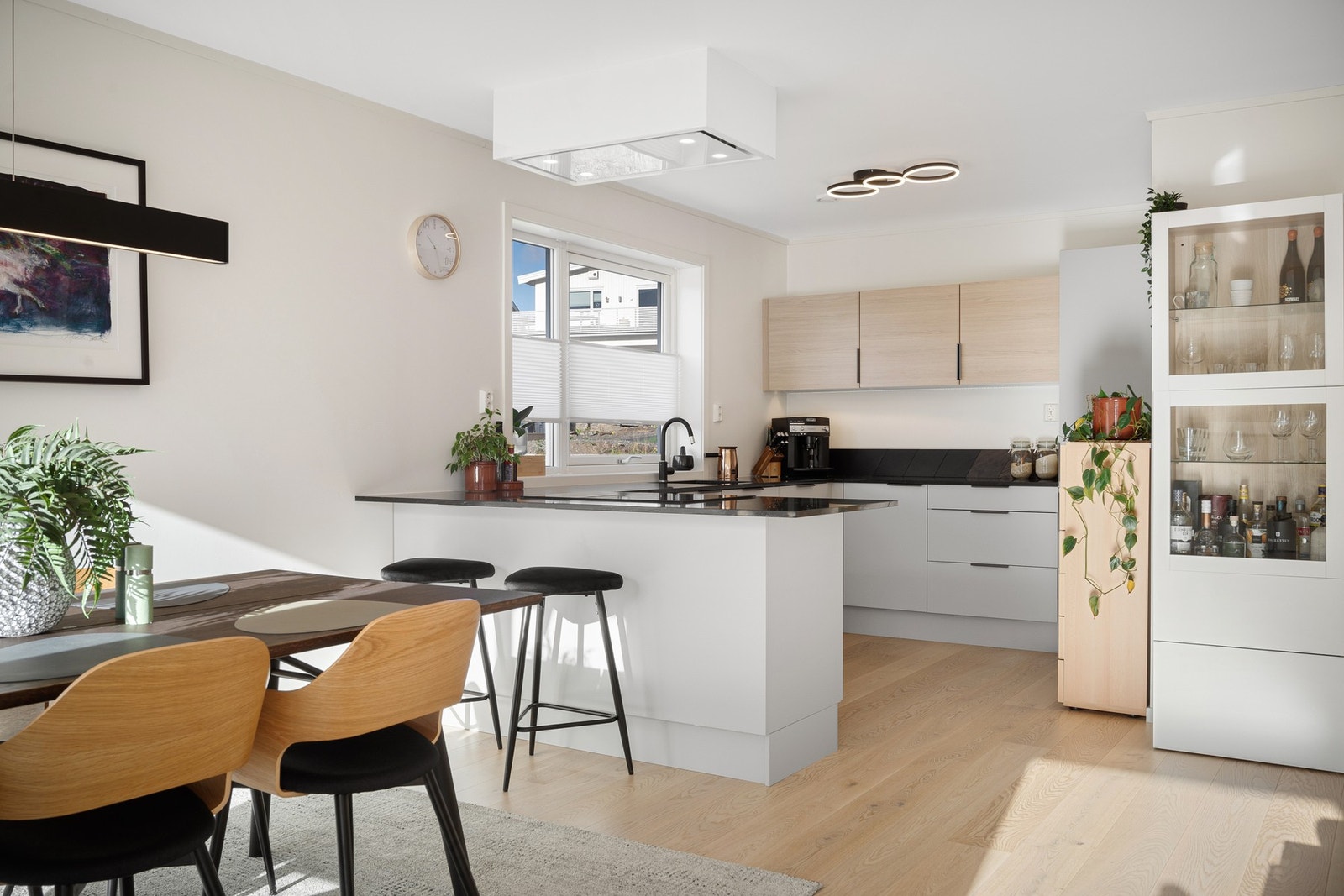 Åpen kjøkkenløsning med halvøy og barløsning Galleribilde