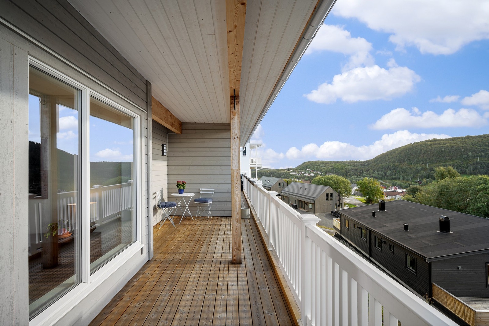 Solrik og hyggelig balkong med adkomst fra stuen Galleribilde