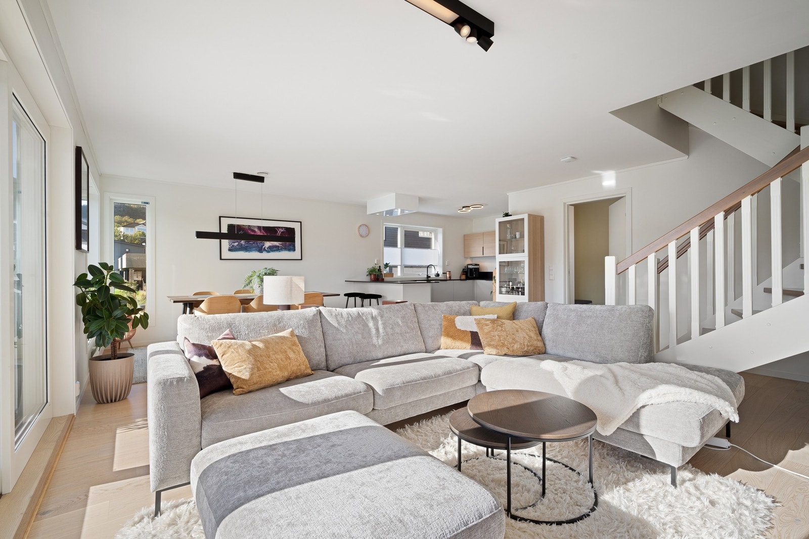 Halvpart horisontaldelt tomannsbolig befinner seg i byggets 1. og 2. etasje Galleribilde