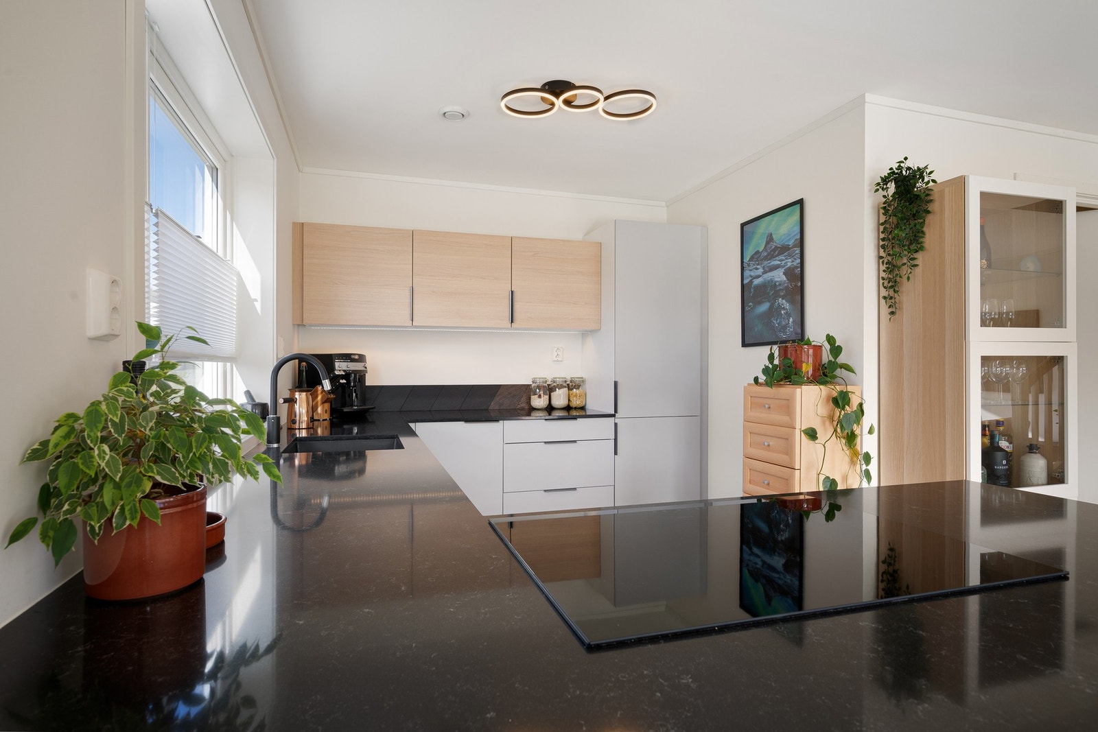 Sjekk den lekre benkeplaten av kompositt, som gir fin kontrast til den lyse innredningen Galleribilde