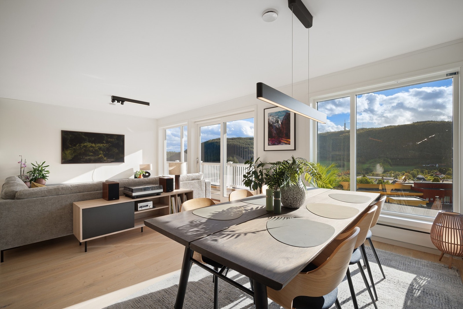 Åpen og luftig stue som gir et sosialt oppholdsrom med plass til mange Galleribilde