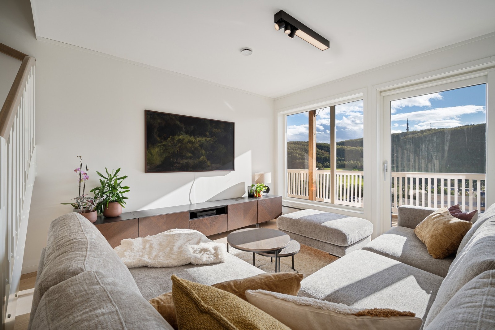 Velkommen inn! Lys og moderne stue Galleribilde