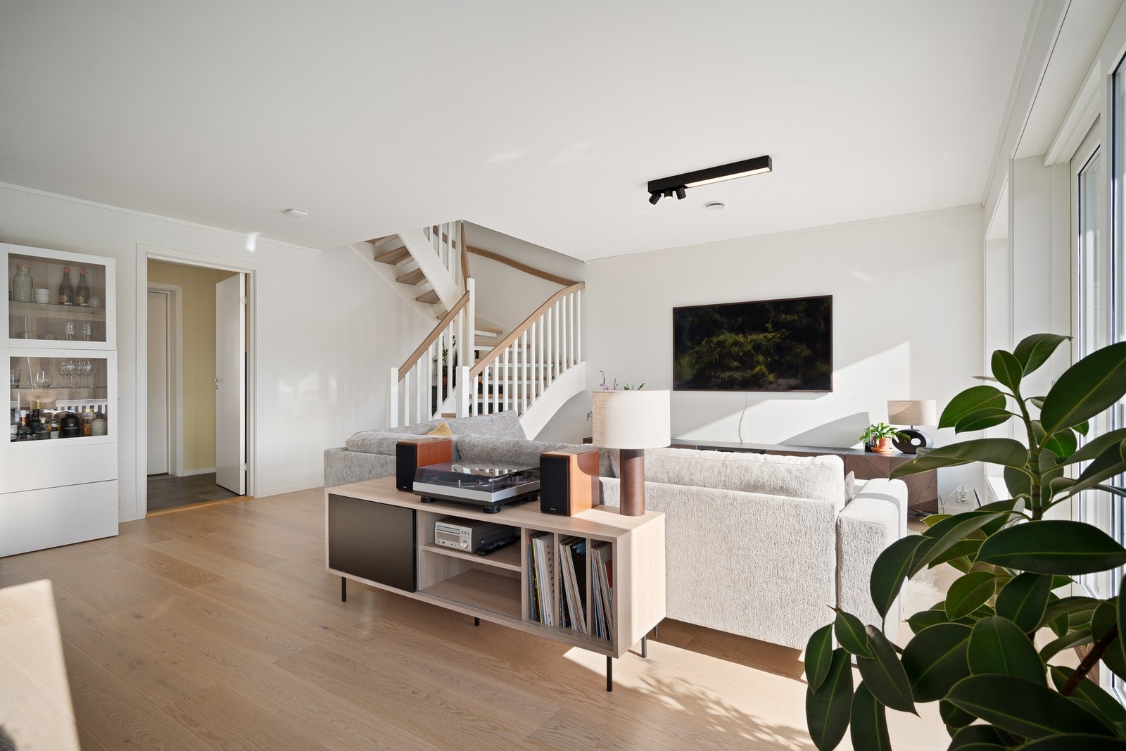 Leiligheten har svært god planløsning hvor nesten hele arealet i 1. etasje blir tildelt stue og kjøkken - sosialt og hyggelig! Galleribilde