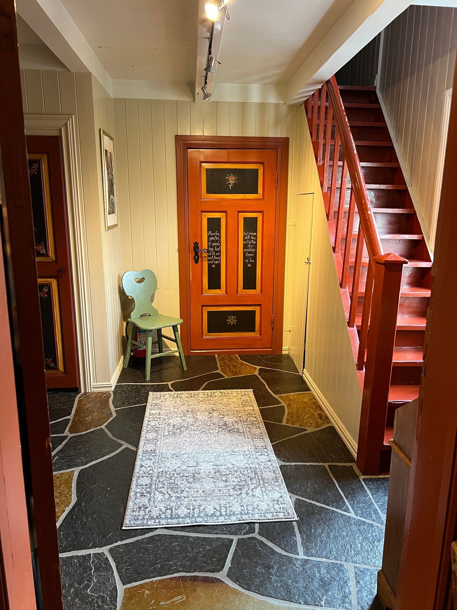 Innergang med inngang til bad og kjøkken Galleribilde